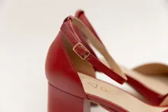 Sandalias rojas de cuero con plataforma y taco cuadrado.