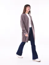 Saco color beige de tejido de punto, con mangas largas y corte holgado.