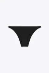 Braguita de bikini negra de tiro bajo y corte clásico.