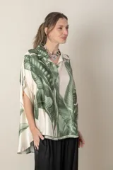 Camisa italiana color natural con estampado de hojas de palma en tonos marrones. Corte holgado, talle único.