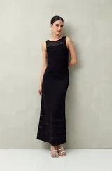 Top negro sin mangas de tejido acanalado con transparencias lineales en el escote.