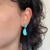 Trepadora asimétrica de acero quirúrgico con diseño en color aqua, parte superior a presión.