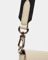 Mini bolsa de cuero charol arrugado color bordó con cierre frontal y correa ajustable.