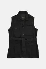 Chaleco negro de jean con cuello camisero, sin mangas, con cierre frontal abotonado y bolsillos delanteros.