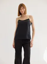 Top negro de lino con breteles finos y detalles con vivos color beige.