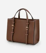 Bolso satchel mediano color marrón, confeccionado en poliuretano, con correa de mano con detalles de hebilla y costura, asa larga desmontable con gorgorão y cierre por cremallera.