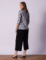 Blusa de algodón estampado en blanco y negro, marca Ruby Rd. Tiene escote en V cruzado y mangas 3/4.