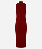 Vestido midi de punto acanalado color borgoña, con cuello alto y sin mangas. Corte recto y textura acanalada.