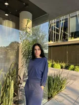 Pantalón de vestir azul marino, de corte recto, con cintura elastizada y bolsillos laterales.