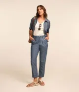 Pantalón recto de jeans azul con bolsillos y bajo plegado.