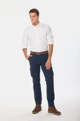 Pantalón cargo en gabardina, con varios bolsillos y corte cómodo.