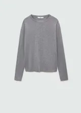 Sweater de punto fino color beige, con cuello redondo y mangas largas.