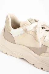 Zapatilla urbana de mujer con plataforma gruesa, combinando paneles de cuero liso y gamuza en tonos beige y nude. Presenta cordones blancos y la palabra "LEMON" estampada en dorado en el lateral.