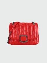 Cartera bandolera Longchamp modelo Brioche, color rojo con diseño acolchado. Tiene correa de cadena metálica y cierre con broche metálico con el logo de la marca.