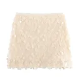 Minifalda color crema cubierta de lentejuelas.