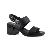 Sandalias negras con textura simil cuero de reptil, con dos tiras anchas sobre el empeine y pulsera con hebilla al tobillo. Taco cuadrado de altura media.
