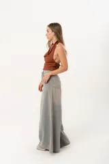 Jean súper campana de tiro alto, color celeste vintage, con pierna extra ancha y caída fluida. Cuenta con bolsillos delanteros y traseros, y cierre frontal con cremallera y botón metálico.