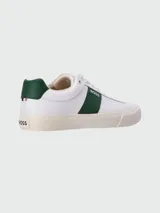 Championes acordonados de cuero blanco con una franja verde y el logo de BOSS en el lateral.