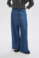 Pantalón de lyocell azul con bolsillos, corte holgado y de calce alto.