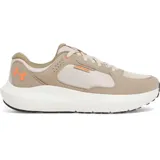 Championes Under Armour Charged Versurge color beige con detalles en naranja y suela blanca.