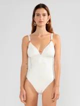 Malla entera color blanco con breteles finos y escote en V.