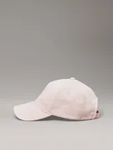 Gorra de béisbol rosa claro con logo de Calvin Klein Jeans bordado en el frente.