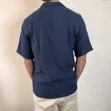 Camisa negra de muselina con manga corta y corte oversize.