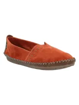 Alpargatas RKF Laurie color ladrillo de cuero suede con tachas metálicas y suela de goma antideslizante.