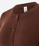 Cardigan blanco de punto liso con cuello redondo, mangas largas y cierre frontal con botones. El bajo es acanalado.