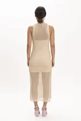 Vestido midi negro de tejido de punto con textura calada, corte recto y escote redondo.