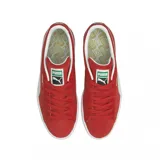 Zapatillas de gamuza color mostaza con logo distintivo en el costado.