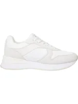 Zapatillas Tommy Hilfiger blancas con detalles en gamuza y la cinta distintiva de la marca en el lateral.