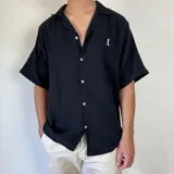 Camisa azul marino de muselina con manga corta y corte oversize.