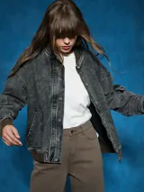 Campera bomber de denim gris oscuro con cuello, puños y ruedo acanalados en marrón.
