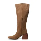 Bota de caña alta color marrón, con taco cuadrado y punta fina.