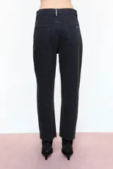 Pantalón jean de denim celeste, de corte mom y tiro medio. Presenta detalle de remaches de flores níquel en borde de bolsillo delantero, trasero; presillas delanteras y la presilla central de espalda.