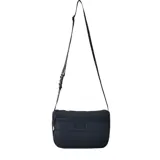 Bolso de mano color negro, con diseño acolchado y strap ajustable.