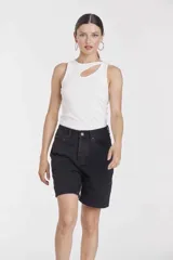 Bermuda de jean negra de tiro alto.