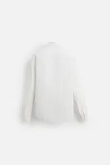 Camisa blanca con estampado de cuadros en tonos grises, corte regular fit, cuello italiano, manga larga con puños abotonados y cierre frontal con botones.