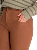 Pantalón de pierna recta color ladrillo, tiro alto y bolsillos estilo carpintero. Confeccionado en algodón orgánico.