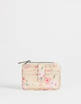 Tarjetero color crema con estampado de flores rosas y verdes, cierre con broche a presión y compartimento superior con cierre.