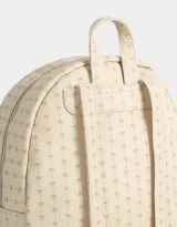 Mochila negra de cuerina con bolsillo frontal con cierre, correas regulables, manija superior, cierre superior y tag de metal.