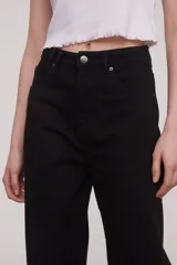 Pantalón de mezclilla azul claro, de corte amplio y tiro alto.