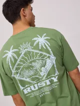 Remera blanca de algodón con cuello redondo y estampado del logo de la marca Rusty en el pecho.
