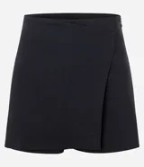 Short pollera negro de bengalina, con superposición asimétrica y corte ajustado. Posee cierre lateral por cremallera invisible y cintura de tiro medio.