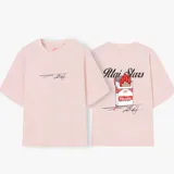 Camiseta rosa de corte holgado con estampado de un paquete de cigarrillos con la leyenda 'Fuck your Nude' y la frase 'Give me my lighter' en la parte trasera.