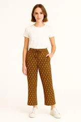 Pantalón babucha marrón con estampado floral en tonos beige, con cintura elástica ajustable con cordón.