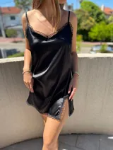 Camisón corto negro de satén con breteles finos regulables y detalles de encaje en escote y ruedo.