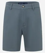 Bermuda de sarga color gris, corte a la rodilla, con cierre delantero y bolsillos traseros.