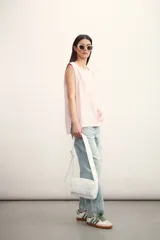 Blusa color crema sin mangas, de lino, con cuello redondo y corte recto.